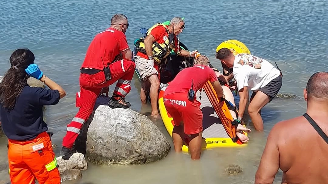 Sorella e fratellino rischiano d’annegare: la bagnina li salva con il pattino